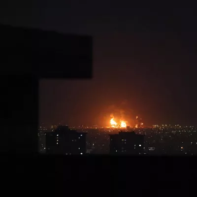 TEHRAN (IRAN (Islamic Republic Of)), 07/03/2026.- Smoke rises from Tehran's oil refinery after airstrikes in Tehran, Iran, 07 March 2026. A joint Israeli and US military operation continues to target multiple locations across Iran since the early hours of 28 February 2026. (Teherán) EFE/EPA/ABEDIN TAHERKENAREH
