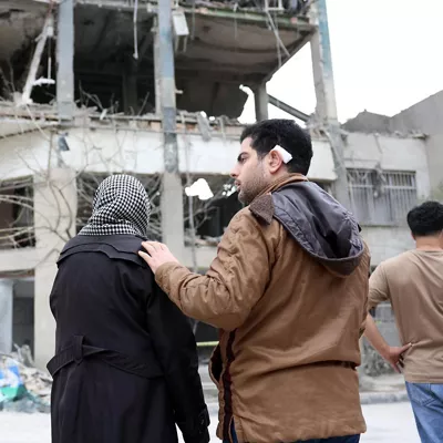TEHRAN (IRAN(Islamic Republic Of)), 29/03/2026.- Locals react to their damaged residence next to a business building including Qatari Al Araby TV offices, after an airstrike in northern Tehran, Iran, 29 March 2026. A joint Israeli and US military operation continues to target multiple locations across Iran since the early hours of 28 February 2026. (Teherán) EFE/EPA/ABEDIN TAHERKENAREH
