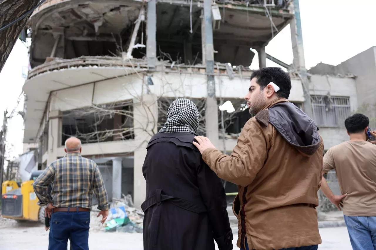 TEHRAN (IRAN(Islamic Republic Of)), 29/03/2026.- Locals react to their damaged residence next to a business building including Qatari Al Araby TV offices, after an airstrike in northern Tehran, Iran, 29 March 2026. A joint Israeli and US military operation continues to target multiple locations across Iran since the early hours of 28 February 2026. (Teherán) EFE/EPA/ABEDIN TAHERKENAREH

