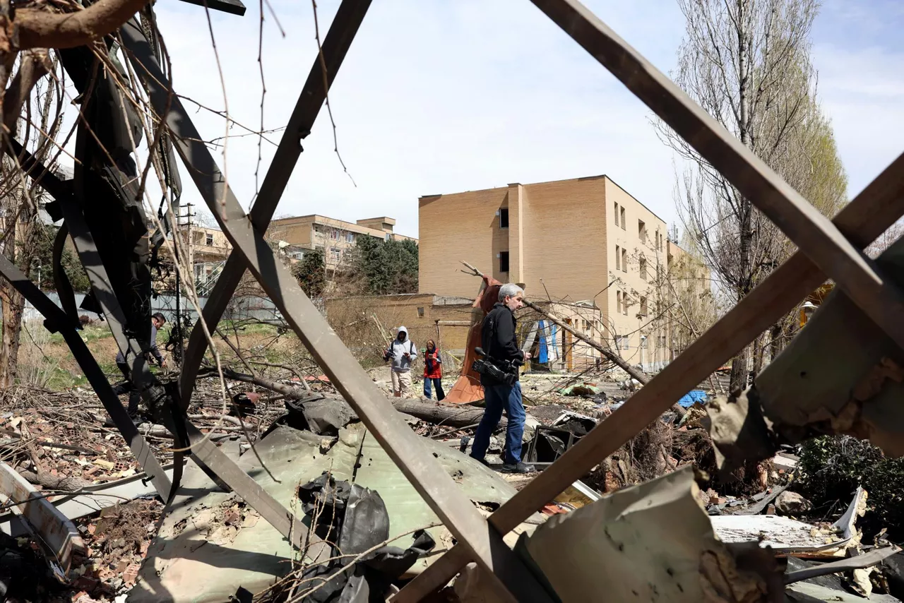Tehran (IRAN(Islamic Republic Of)), 04/04/2026.- People walk amid the debris after US-Israeli airstrikes on the Shahid Beheshti University, in Tehran, Iran, 04 April 2026. A joint Israeli and US military operation, launched on 28 February, continues to target multiple locations across Iran. (Teherán) EFE/EPA/ABEDIN TAHERKENAREH

