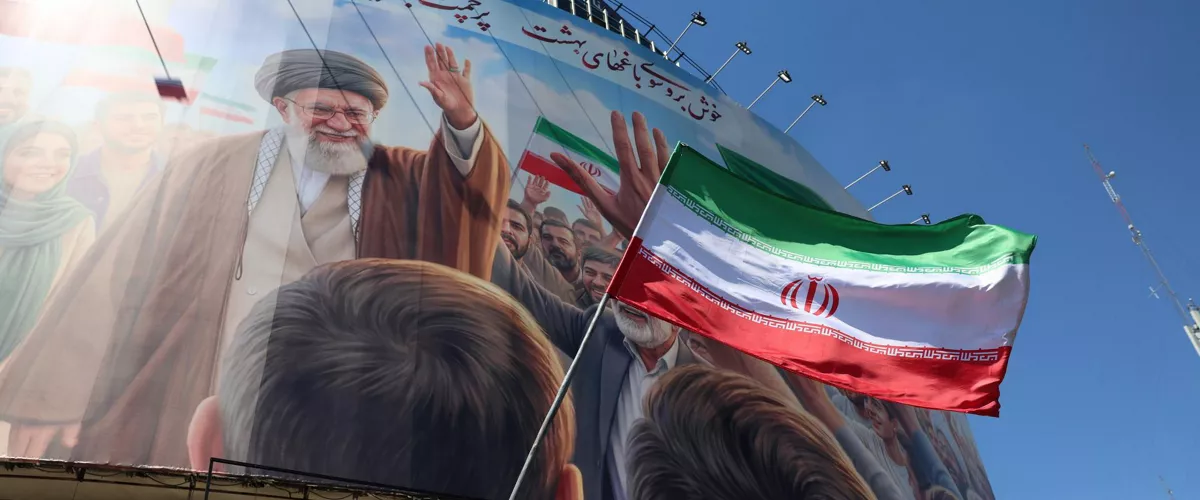 TEHRAN (IRAN(Islamic Republic Of)), 10/04/2026.- An Iranian man waves Iran's national flag in front of a large billboard showing a portrait of the late Iranian Supreme Leader Ayatollah Ali Khamenei at Valiasr Square in Tehran, Iran, 10 April 2026. Iran and the US are expected to hold negotiations in Islamabad, Pakistan, following a recently agreed ceasefire. (Teherán) EFE/EPA/ABEDIN TAHERKENAREH

