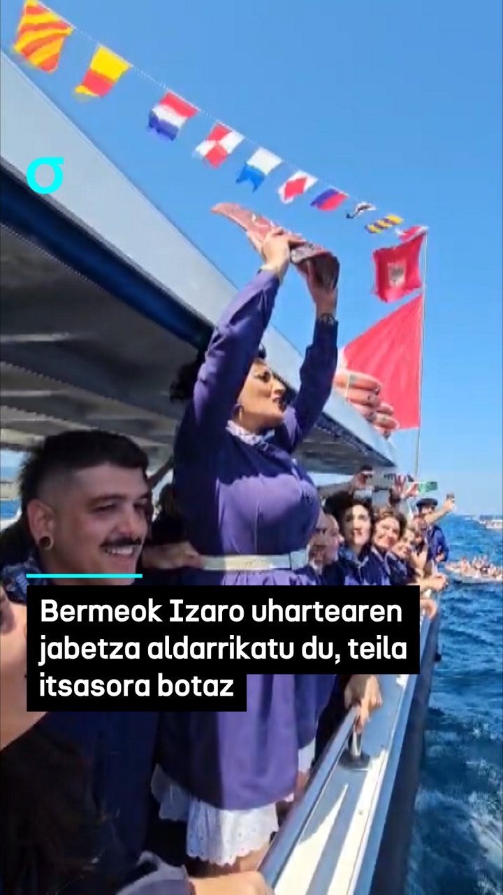 Bermeoko alkateak Izaro uhartearen jabetza aldarrikatu du, teila itsasora botaz