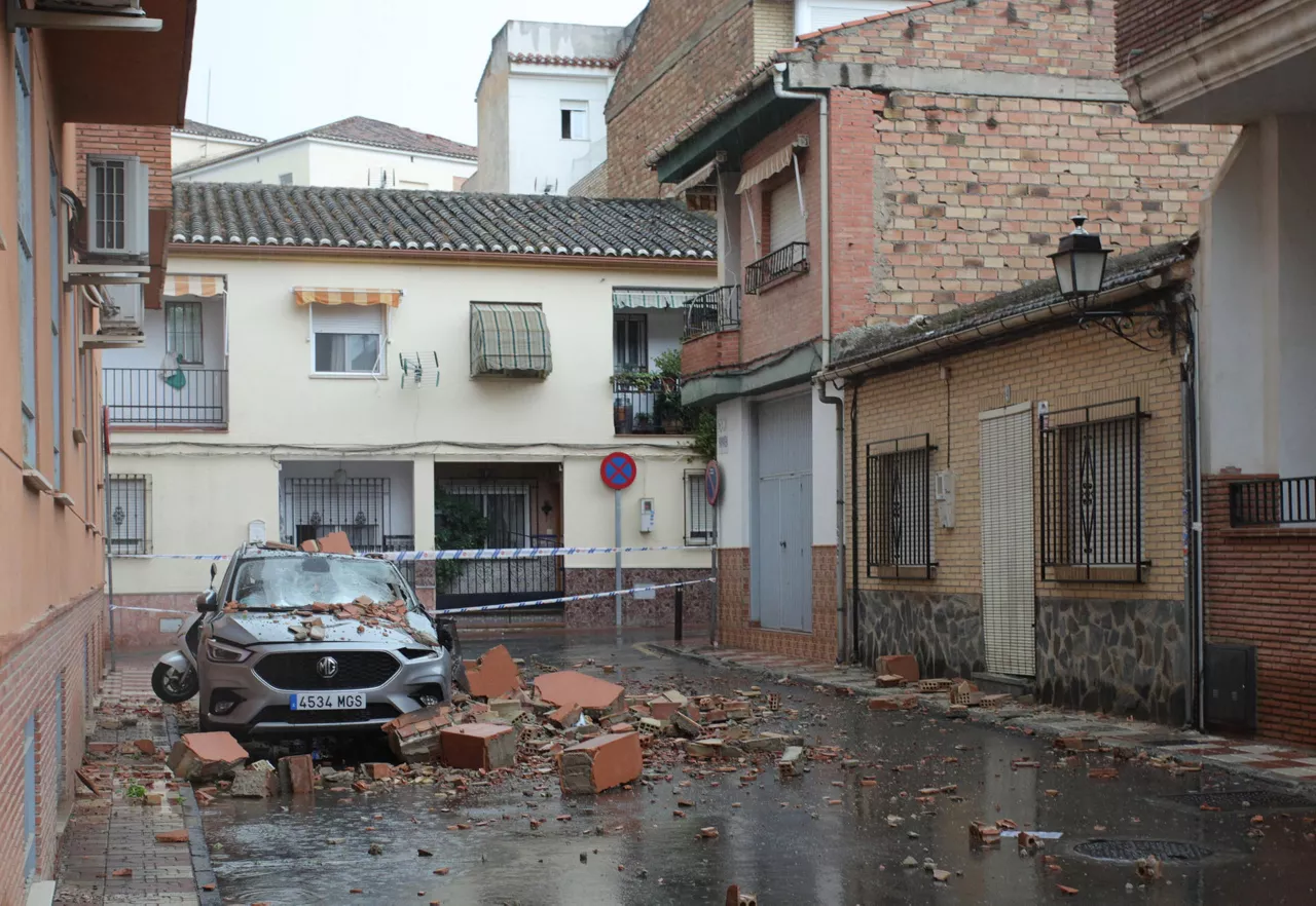 ARMILLA (GRANADA), 15/08/2026.- Vista de daños provocados por el terremoto este sábado, en Armilla (Granada). Granada y su área metropolitana han acumulado 40 terremotos durante la madrugada de este sábado, temblores que se han sumado al de intensidad 5 con epicentro en Alhendín que se registró a la 1:04 horas, y que han causado daños materiales que se analizarán en un día marcado por las tormentas. El Instituto Geográfico Nacional (IGN) ha registrado cuarenta temblores después del principal de Alhendín, un seísmo que ha provocado más de 200 llamadas a emergencias y daños materiales, pero ningún herido. EFE/ Pepe Torres

