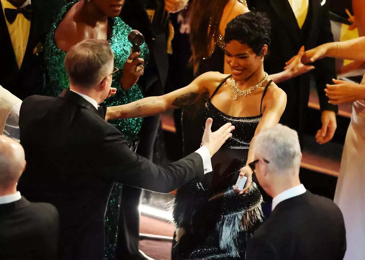 LOS ANGELES (United States), 16/03/2026.- Teyana Taylor (C) reacts ahead of the 98th annual Academy Awards ceremony at the Dolby Theatre in Los Angeles, California, USA, 15 March 2026. EFE/EPA/CHRIS TORRES
