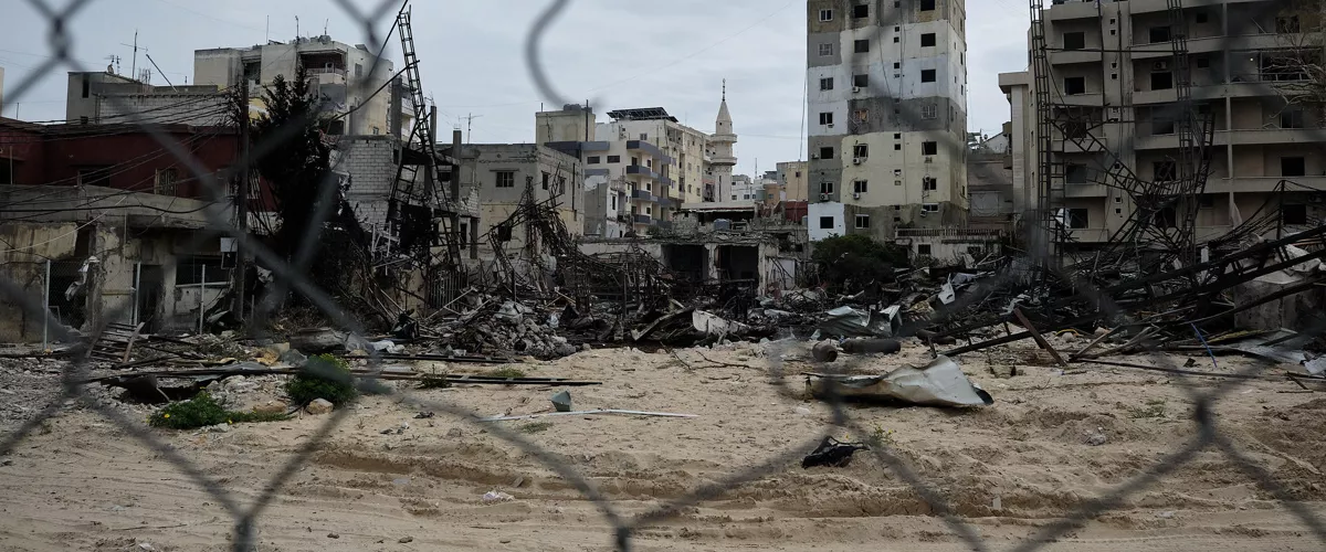 TIRO, 15/03/2026.- En la ciudad de Tiro, en el sur del Líbano, resuena el sonido de los bombardeos que azotan las aldeas de los alrededores, mientras la destrucción de los primeros ataques dentro de la propia urbe se acumula en las calles, pero muchos vecinos aún se resisten a acatar las órdenes de evacuación de Israel. EFE/ Edgar Gutiérrez
