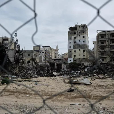 TIRO, 15/03/2026.- En la ciudad de Tiro, en el sur del Líbano, resuena el sonido de los bombardeos que azotan las aldeas de los alrededores, mientras la destrucción de los primeros ataques dentro de la propia urbe se acumula en las calles, pero muchos vecinos aún se resisten a acatar las órdenes de evacuación de Israel. EFE/ Edgar Gutiérrez
