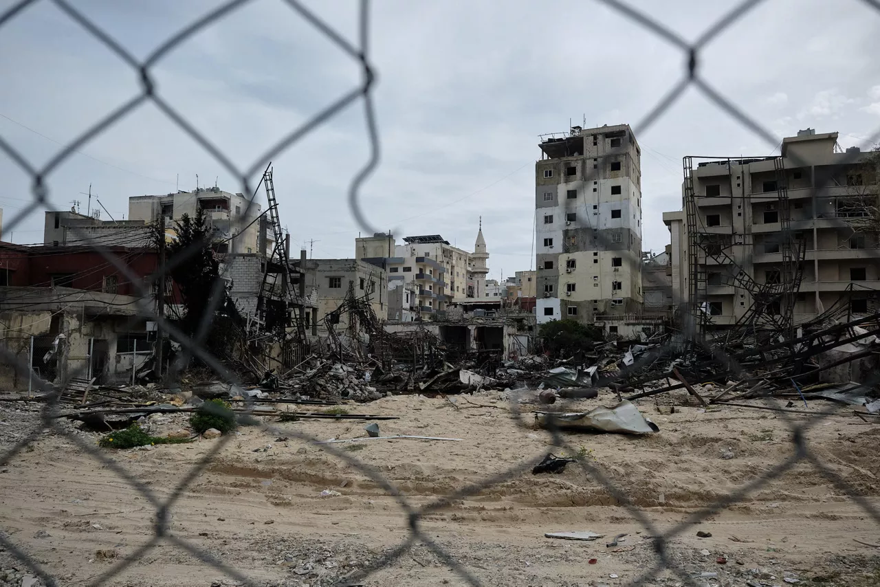 TIRO, 15/03/2026.- En la ciudad de Tiro, en el sur del Líbano, resuena el sonido de los bombardeos que azotan las aldeas de los alrededores, mientras la destrucción de los primeros ataques dentro de la propia urbe se acumula en las calles, pero muchos vecinos aún se resisten a acatar las órdenes de evacuación de Israel. EFE/ Edgar Gutiérrez
