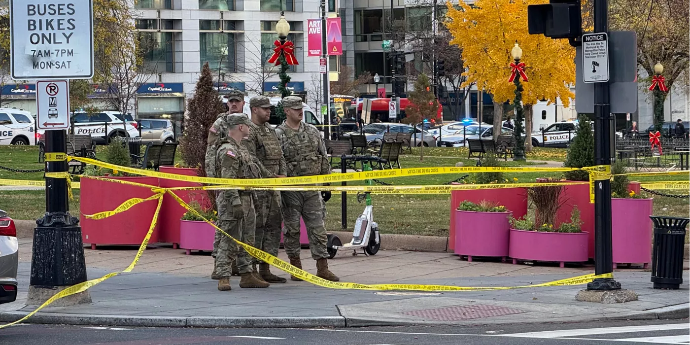 USA6724. WASHINGTON (ESTADOS UNIDOS), 26/11/2025.- Integrantes de la Guardia Nacional de Estados Unidos custodian este miércoles, cerca de la Casa Blanca en Washington (EE.UU.). El presidente de Estados Unidos, Donald Trump, prometió que la persona que disparó contra dos agentes de la Guardia Nacional cerca de la Casa Blanca "pagará un precio muy alto" por ello. EFE/ Octavio Guzmán
