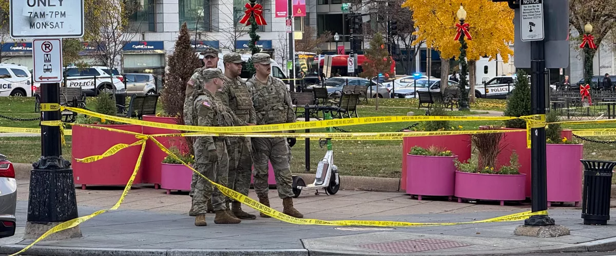 USA6724. WASHINGTON (ESTADOS UNIDOS), 26/11/2025.- Integrantes de la Guardia Nacional de Estados Unidos custodian este miércoles, cerca de la Casa Blanca en Washington (EE.UU.). El presidente de Estados Unidos, Donald Trump, prometió que la persona que disparó contra dos agentes de la Guardia Nacional cerca de la Casa Blanca "pagará un precio muy alto" por ello. EFE/ Octavio Guzmán
