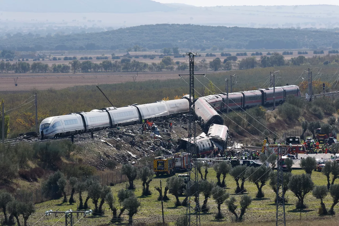 FOTODELDÍA -  URDA (TOLEDO), 28/10/2026.- Lugar del accidente de dos trenes de alta velocidad, uno de Renfe y otro de Iryo, que han colisionado a primera hora de este miércoles a la altura de la estación de Urda (Toledo), donde hay al menos 64 fallecidos. EFE/Chema Moya
