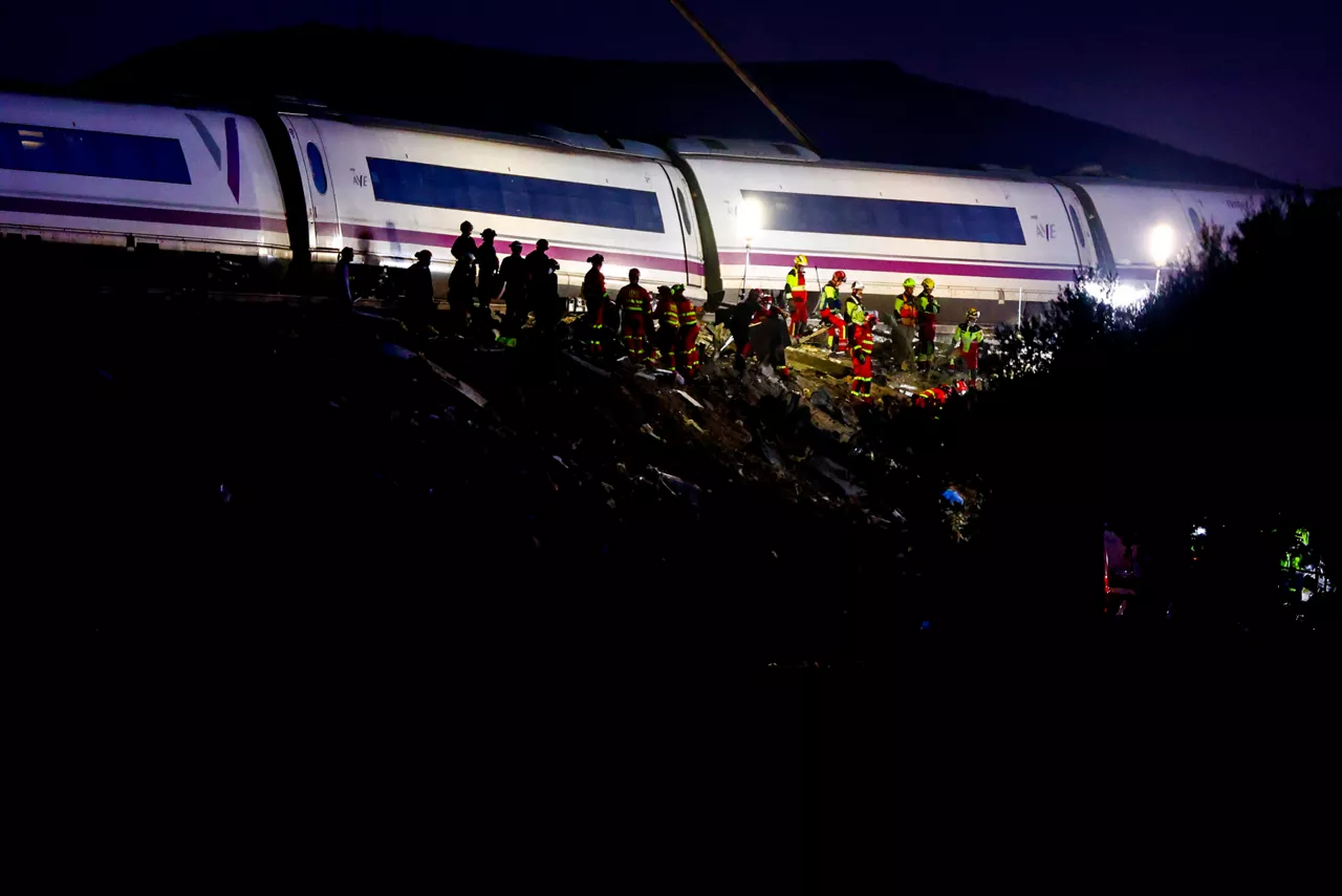 FOTODELDÍA -  URDA (TOLEDO), 28/10/2026.- Servicios de emergencia trabajan en el lugar del accidente de dos trenes de alta velocidad, uno de Renfe y otro de Iryo, que han colisionado a primera hora de este miércoles a la altura de la estación de Urda (Toledo), donde hay al menos 64 fallecidos. EFE/Ismael Herrero
