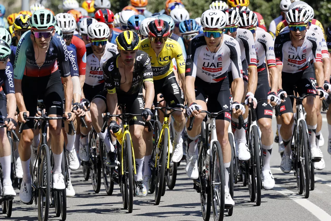 FOTODELDÍA Barcelona (España), 05/07/2026.- El líder de la clasificación general, el ciclista danés Jonas Vingegaard (c) del Team Visma | Lease a Bike, en acción durante la segunda etapa del Tour de Francia, una carrera de 168,5 km entre Tarragone y Barcelona, ​​España, este domingo.-EFE/ Yoan Valat
