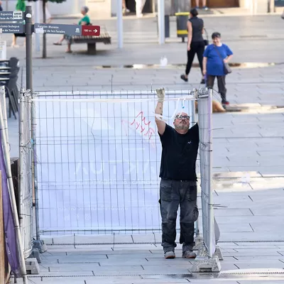 GRAFCAV9428. , 30/06/2025.- Un obrero coloca unas vallas en una obra durante su horario laboral este lunes en Vitoria en una jornada en la que el consejero de Economía, Trabajo y Empleo, Mikel Torres, comparece en el Parlamento Vasco para para presentar el informe de Siniestralidad 2024 y la evaluación de la estrategia vasca de Seguridad y Salud en el trabajo 2021-2026. EFE/Adrián Ruiz-Hierro
