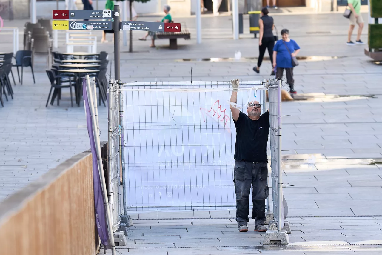 GRAFCAV9428. , 30/06/2025.- Un obrero coloca unas vallas en una obra durante su horario laboral este lunes en Vitoria en una jornada en la que el consejero de Economía, Trabajo y Empleo, Mikel Torres, comparece en el Parlamento Vasco para para presentar el informe de Siniestralidad 2024 y la evaluación de la estrategia vasca de Seguridad y Salud en el trabajo 2021-2026. EFE/Adrián Ruiz-Hierro
