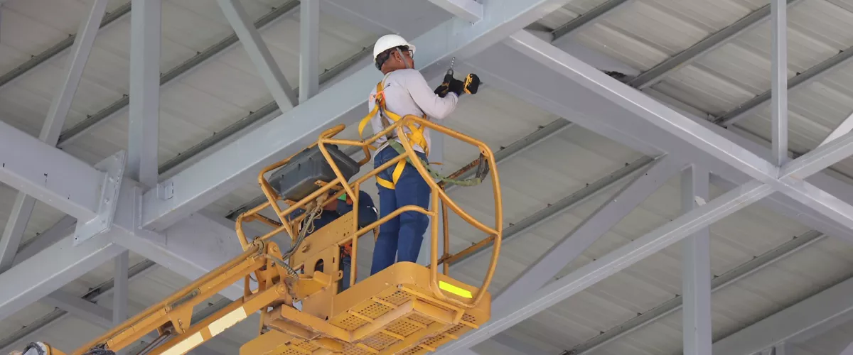 BOL01 SANTA CRUZ (BOLIVIA) 12/01/2026.- Una persona realiza trabajos de restauración en el estadio Ramón Tahuichi Aguilera este lunes, en Santa Cruz (Bolivia). El presidente de la Federación Boliviana de Fútbol (FBF), Fernando Costa, ratificó que el partido amistoso internacional entre Bolivia y México se disputará "sí o sí" el próximo 25 de enero en el estadio Ramón Tahuichi Aguilera, pese a que las obras de reparación del estadio aún se encuentran en ejecución. EFE/Juan Carlos Torrejon
