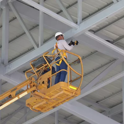 BOL01 SANTA CRUZ (BOLIVIA) 12/01/2026.- Una persona realiza trabajos de restauración en el estadio Ramón Tahuichi Aguilera este lunes, en Santa Cruz (Bolivia). El presidente de la Federación Boliviana de Fútbol (FBF), Fernando Costa, ratificó que el partido amistoso internacional entre Bolivia y México se disputará "sí o sí" el próximo 25 de enero en el estadio Ramón Tahuichi Aguilera, pese a que las obras de reparación del estadio aún se encuentran en ejecución. EFE/Juan Carlos Torrejon
