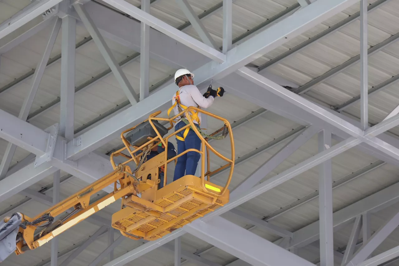 BOL01 SANTA CRUZ (BOLIVIA) 12/01/2026.- Una persona realiza trabajos de restauración en el estadio Ramón Tahuichi Aguilera este lunes, en Santa Cruz (Bolivia). El presidente de la Federación Boliviana de Fútbol (FBF), Fernando Costa, ratificó que el partido amistoso internacional entre Bolivia y México se disputará "sí o sí" el próximo 25 de enero en el estadio Ramón Tahuichi Aguilera, pese a que las obras de reparación del estadio aún se encuentran en ejecución. EFE/Juan Carlos Torrejon
