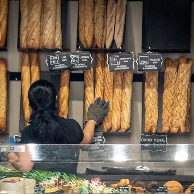 SAN SEBASTIÁN, 02/09/2025.- Una panadera trabaja en San Sebastián este martes, en el que Ministerio de Trabajo publica los datos del paro correspondientes a agosto. El paro registrado en Euskadi ha subido en 4.178 personas en agosto con respecto a julio, un 3,98 %, lo que la sitúa como la comunidad con el mayor ascenso del desempleo en un mes tradicionalmente malo para el empleo, hasta situar la cifra total en 109.169 demandantes de trabajo.EFE/Javier Etxezarreta
