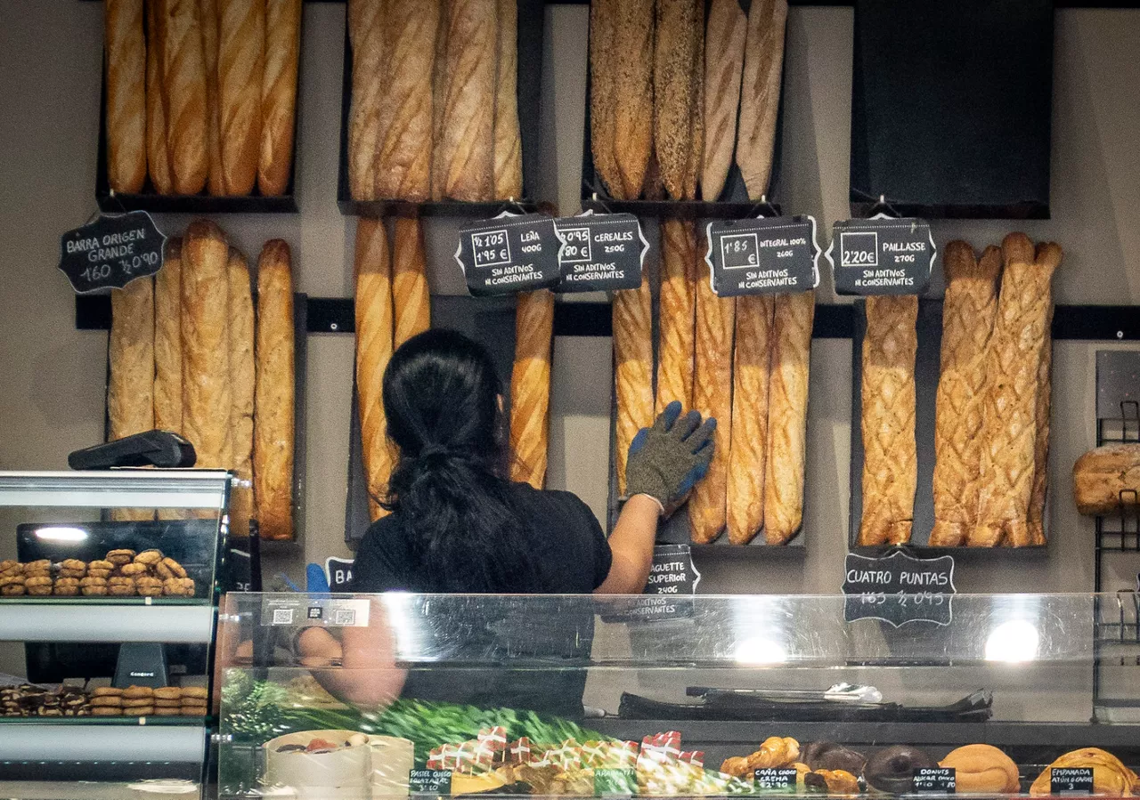 SAN SEBASTIÁN, 02/09/2025.- Una panadera trabaja en San Sebastián este martes, en el que Ministerio de Trabajo publica los datos del paro correspondientes a agosto. El paro registrado en Euskadi ha subido en 4.178 personas en agosto con respecto a julio, un 3,98 %, lo que la sitúa como la comunidad con el mayor ascenso del desempleo en un mes tradicionalmente malo para el empleo, hasta situar la cifra total en 109.169 demandantes de trabajo.EFE/Javier Etxezarreta
