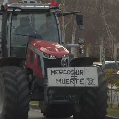 Agricultores y ganaderos de Álava y Treviño realizan una tractorada de protesta en Lakua contra el acuerdo de Mercosur
