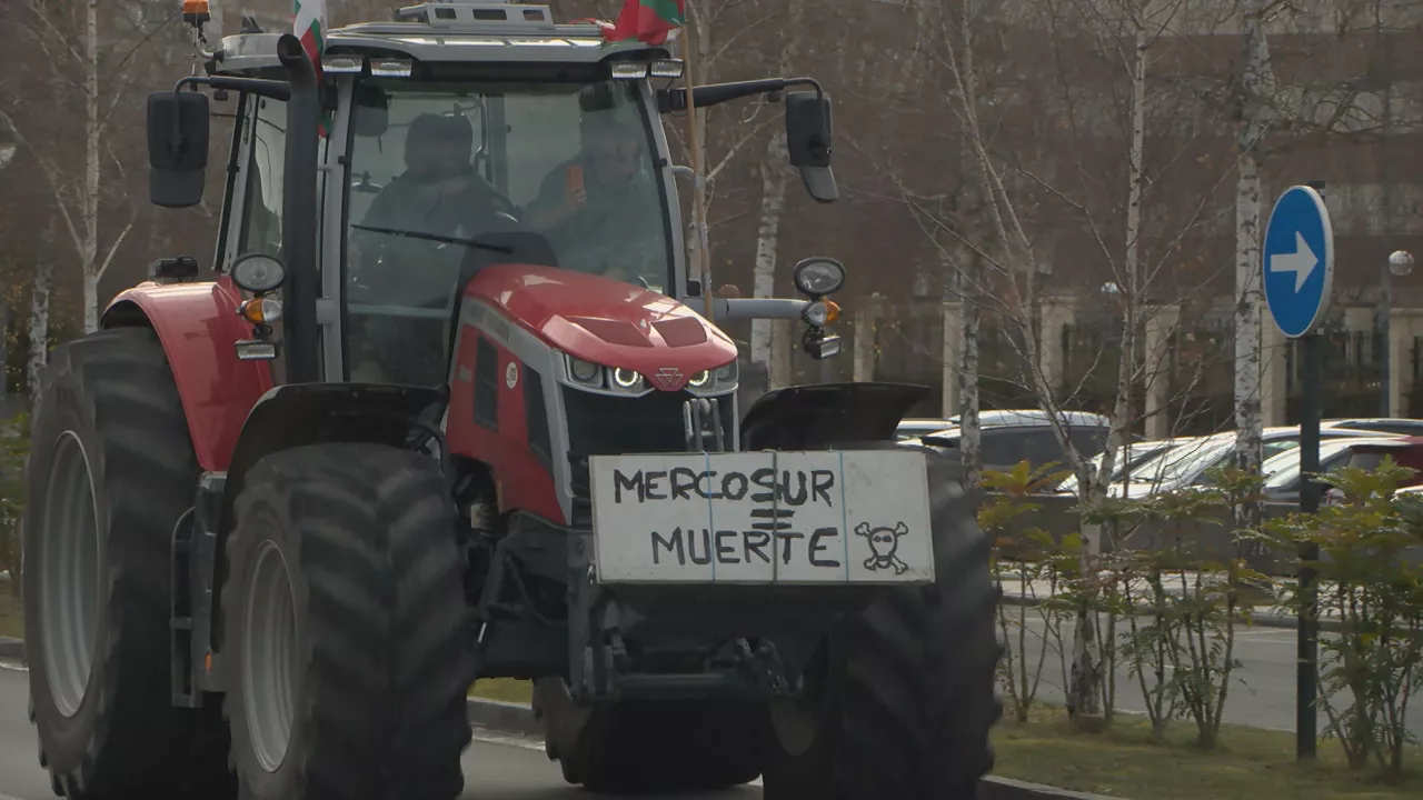 Agricultores y ganaderos de Álava y Treviño realizan una tractorada de protesta en Lakua contra el acuerdo de Mercosur