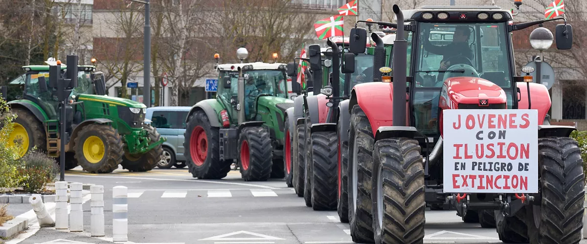GRAFCAV9184. VITORIA, 28/01/2026.- Los agricultores vascos se han movilizado este miércoles por las calles de Vitoria con una tractorada, organizada por la Uaga y Ataca, en protesta por el acuerdo de la Unión Europea con Mercosur. EFE/ Adrián Ruiz-Hierrro
