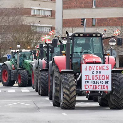GRAFCAV9184. VITORIA, 28/01/2026.- Los agricultores vascos se han movilizado este miércoles por las calles de Vitoria con una tractorada, organizada por la Uaga y Ataca, en protesta por el acuerdo de la Unión Europea con Mercosur. EFE/ Adrián Ruiz-Hierrro
