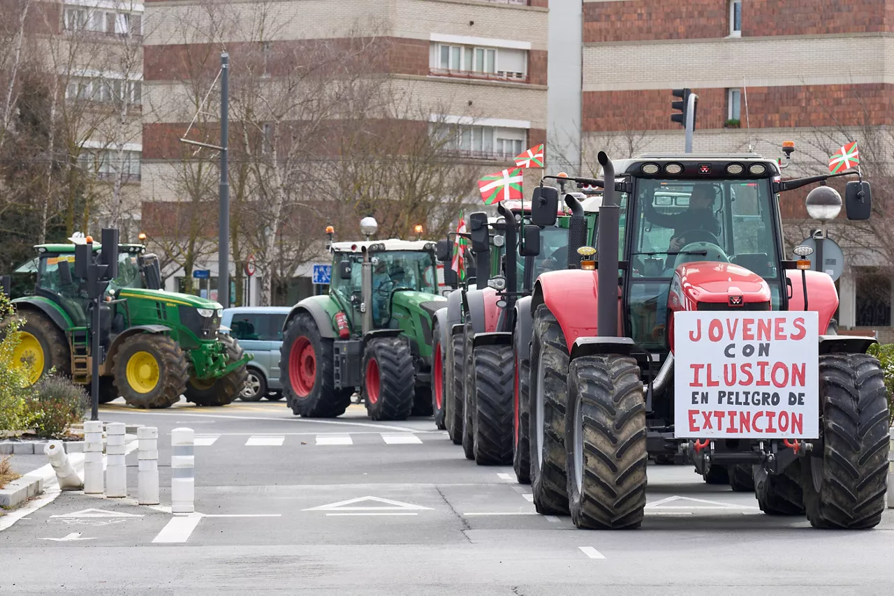 GRAFCAV9184. VITORIA, 28/01/2026.- Los agricultores vascos se han movilizado este miércoles por las calles de Vitoria con una tractorada, organizada por la Uaga y Ataca, en protesta por el acuerdo de la Unión Europea con Mercosur. EFE/ Adrián Ruiz-Hierrro
