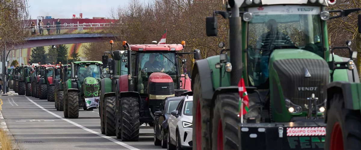 GRAFCAV9185. VITORIA, 28/01/2026.- Los agricultores vascos se han movilizado este miércoles por las calles de Vitoria con una tractorada, organizada por la Uaga y Ataca, en protesta por el acuerdo de la Unión Europea con Mercosur. EFE/ Adrián Ruiz-Hierrro
