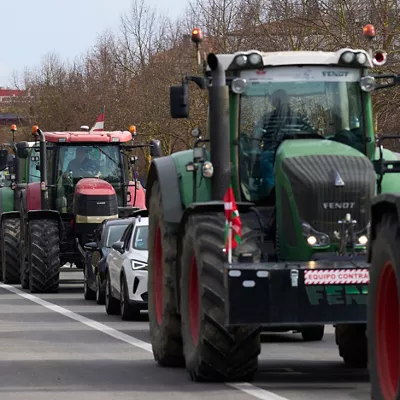 GRAFCAV9185. VITORIA, 28/01/2026.- Los agricultores vascos se han movilizado este miércoles por las calles de Vitoria con una tractorada, organizada por la Uaga y Ataca, en protesta por el acuerdo de la Unión Europea con Mercosur. EFE/ Adrián Ruiz-Hierrro
