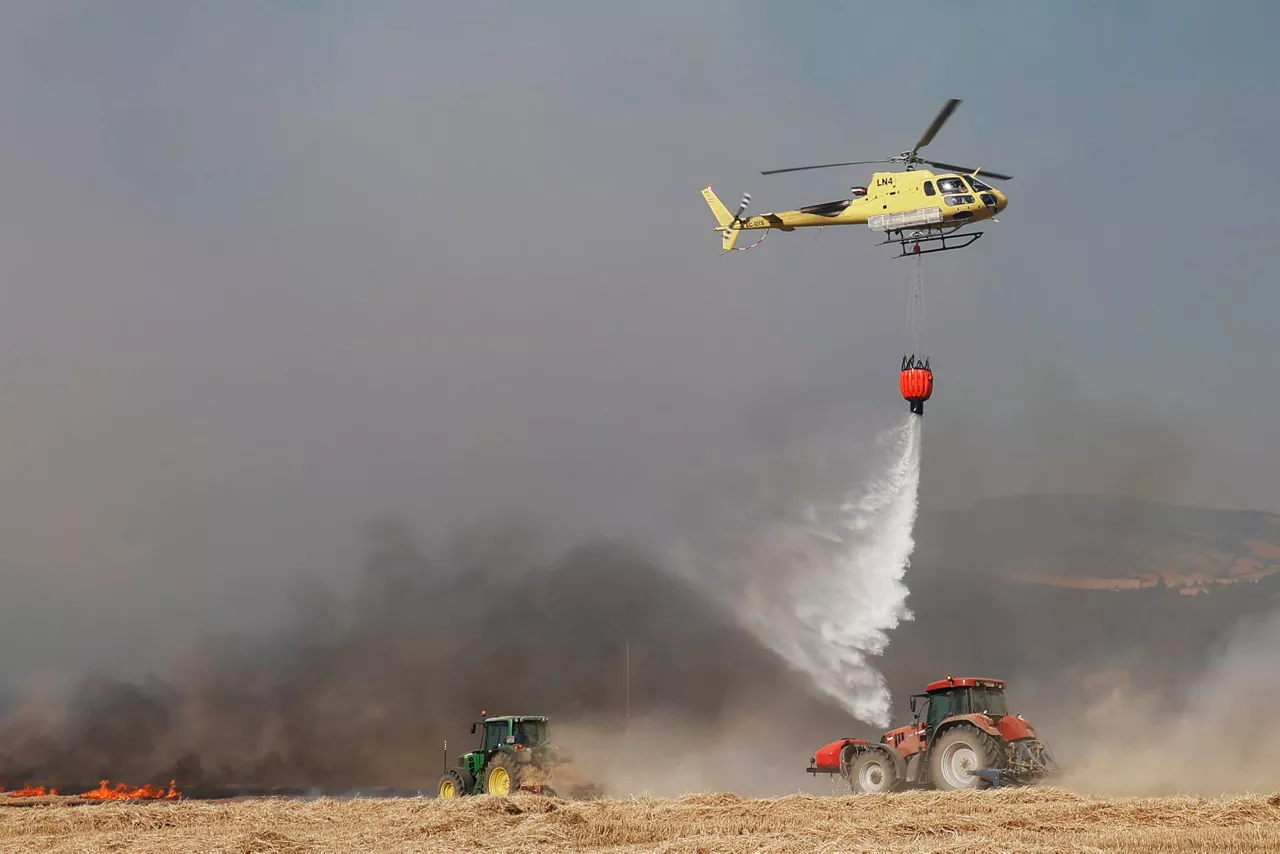 Varios agricultores han utilizado sus tractores para ayudar en las labores de extinción. 