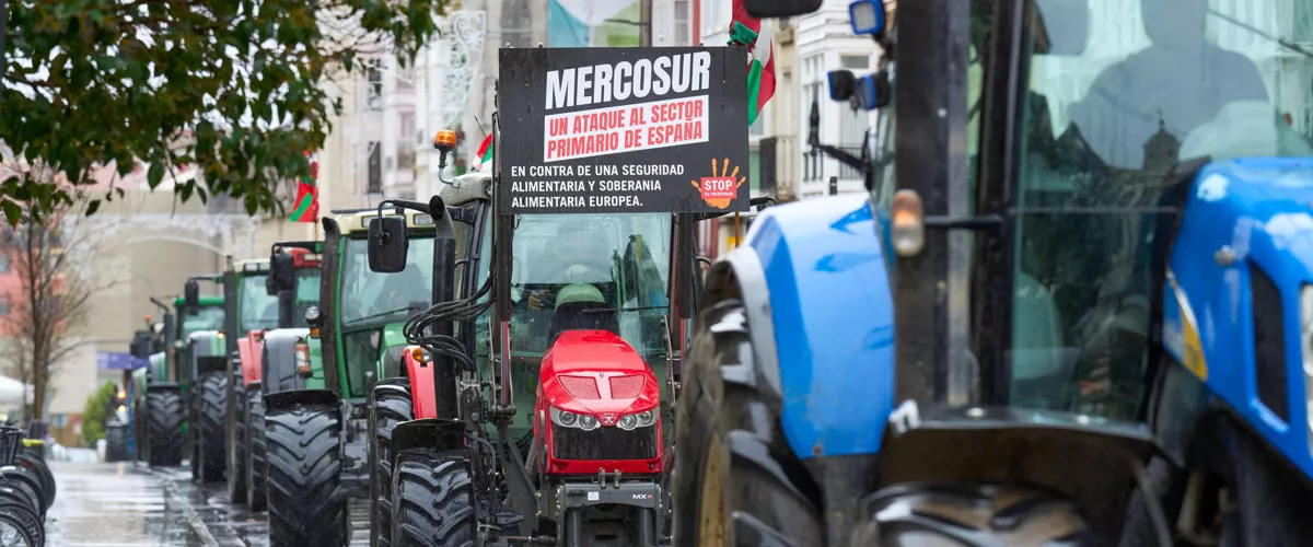 FOTODELDÍA VITORIA, 09/01/2026.- Medio centenar de tractores han recorrido por segundo día consecutivo las calles de Vitoria convocados por la asociación de agricultores alaveses y de Treviño (Ataca) contra el acuerdo comercial entre la Unión Europea y Mercosur (Latinoamérica), y han anunciado más protestas, que podrían ser este mismo lunes 12. EFE/ Adrián Ruiz-Hierro
