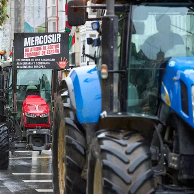 FOTODELDÍA VITORIA, 09/01/2026.- Medio centenar de tractores han recorrido por segundo día consecutivo las calles de Vitoria convocados por la asociación de agricultores alaveses y de Treviño (Ataca) contra el acuerdo comercial entre la Unión Europea y Mercosur (Latinoamérica), y han anunciado más protestas, que podrían ser este mismo lunes 12. EFE/ Adrián Ruiz-Hierro

