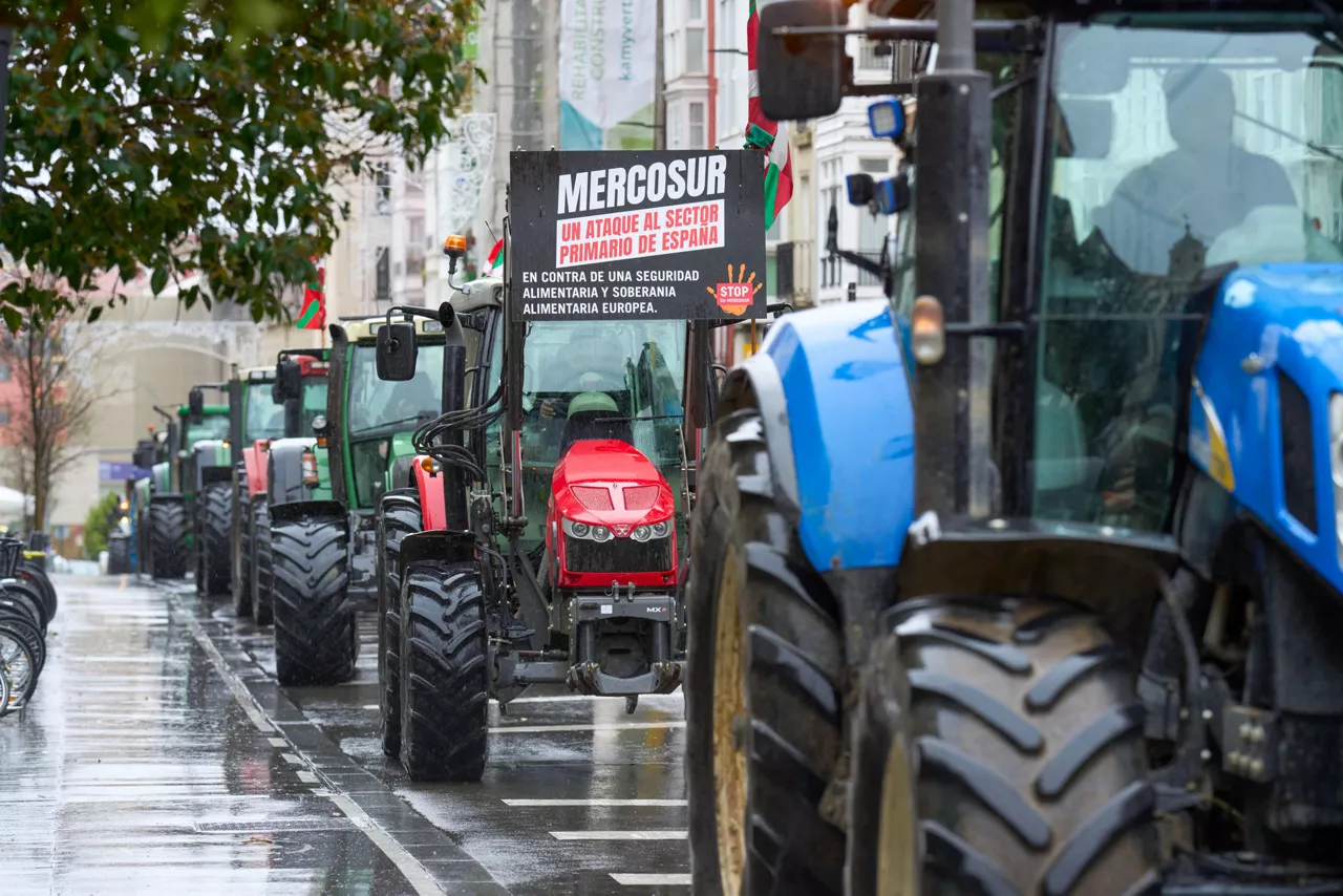 FOTODELDÍA VITORIA, 09/01/2026.- Medio centenar de tractores han recorrido por segundo día consecutivo las calles de Vitoria convocados por la asociación de agricultores alaveses y de Treviño (Ataca) contra el acuerdo comercial entre la Unión Europea y Mercosur (Latinoamérica), y han anunciado más protestas, que podrían ser este mismo lunes 12. EFE/ Adrián Ruiz-Hierro
