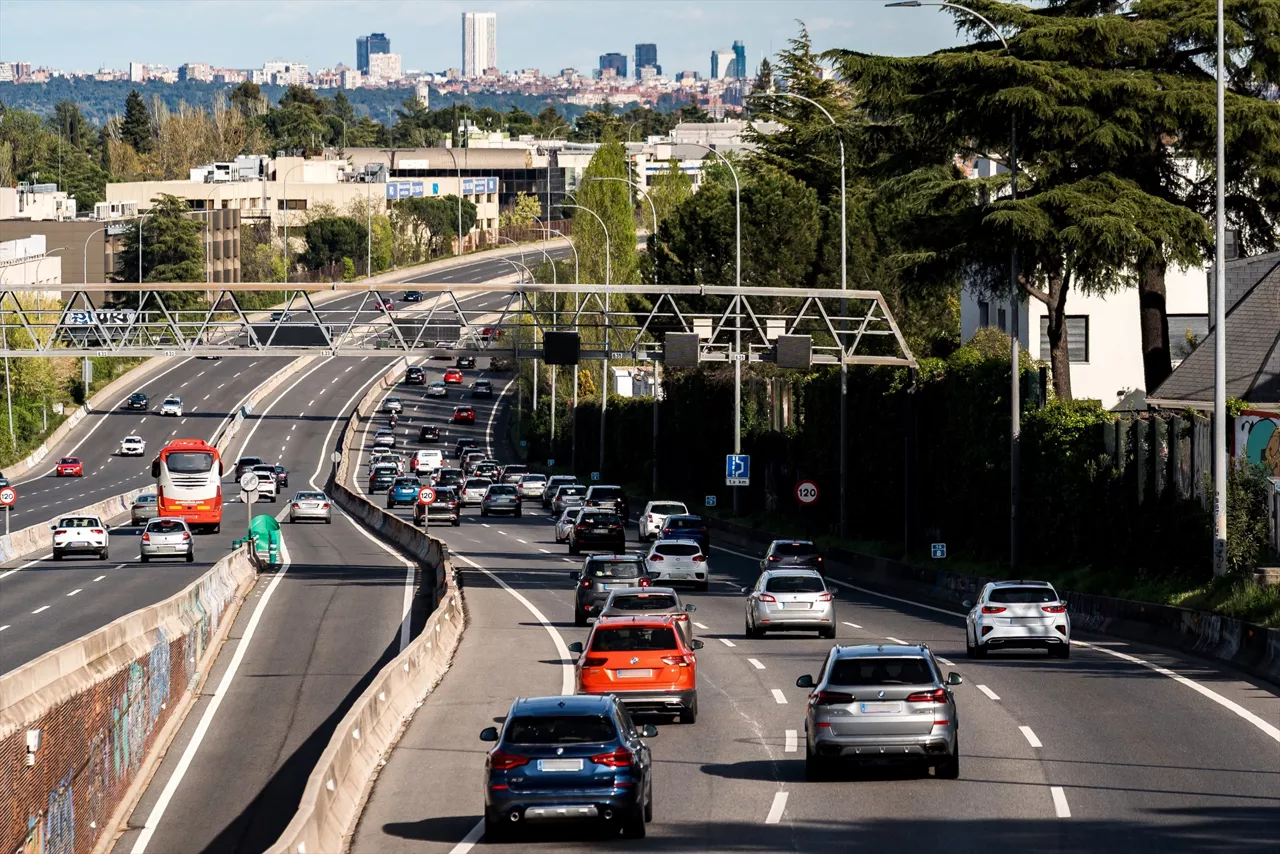 (Foto de ARCHIVO)

Decenas de vehículos durante la operación retorno por la carretera A6 con motivo de la Semana Santa 2026, a 5 de abril de 2026, en Madrid (España). La Dirección General de Tráfico (DGT) prevé que las retenciones comiencen a media mañana en las principales vías de regreso, intensificándose por la tarde en autovías y autopistas que conducen hacia las grandes ciudades.



Diego Radamés / Europa Press

05 ABRIL 2026;RETORNO;SEMANA SANTA;CARRETERA;COCHES;A6;MADRID

05/4/2026