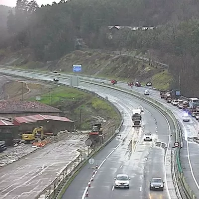 Cortada la AP-8, a la altura de Galdakao, en sentido Bilbao, tras colisionar dos vehículos