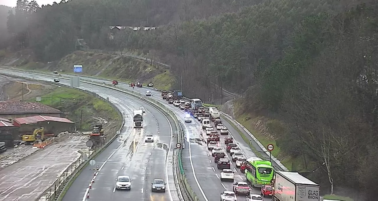 Cortada la AP-8, a la altura de Galdakao, en sentido Bilbao, tras colisionar dos vehículos