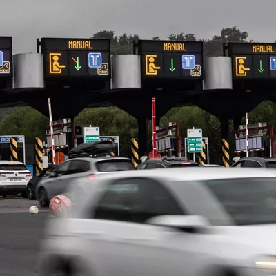 IRUN (GIPUZKOA), 26/07/2025.- Vista del peaje fronterizo de Irun (Gipuzkoa) este sábado, en el que la directora de tráfico del Gobierno Vasco, Estíbaliz Olabarri, ha hecho un balance del desarrollo hasta ahora de la "operación salida-retorno de verano". EFE/Javier Etxezarreta
