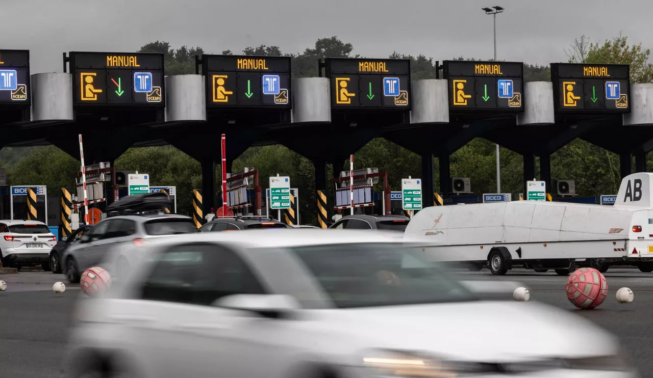 IRUN (GIPUZKOA), 26/07/2025.- Vista del peaje fronterizo de Irun (Gipuzkoa) este sábado, en el que la directora de tráfico del Gobierno Vasco, Estíbaliz Olabarri, ha hecho un balance del desarrollo hasta ahora de la "operación salida-retorno de verano". EFE/Javier Etxezarreta
