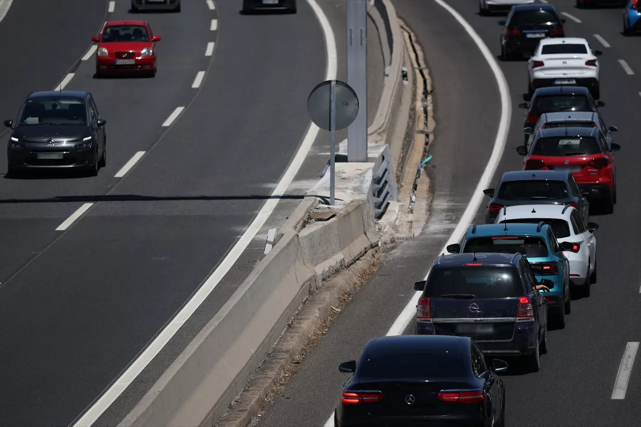 Decenas de vehículos durante la operación salida del verano, en la A-2, a 3 de julio de 2026, en Madrid (España). La Dirección General de Tráfico (DGT) pone en marcha este viernes 3 de julio, a partir de las 15 horas, el primer dispositivo especial de la Operación Verano 2026, con una previsión de 980.000 desplazamientos por las carreteras que atraviesan la Comunidad de Madrid hasta la medianoche del domingo.



Alejandro Martínez Vélez / Europa Press

03/7/2026