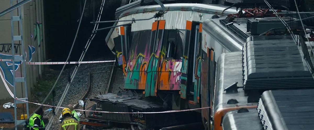 BARCELONA, 21/01/2026.- Bomberos revisan este miércoles el tren de Rodalies descarrilado el día anterior en Barcelona. Adif revisará este miércoles la infraestructura de Rodalies de Cataluña, que permanece sin servicio, después de que el temporal causara ayer un accidente mortal en Gelida (Barcelona) al caer a la vía un muro de contención por las fuertes lluvias y un incidente con otro tren que descarriló sin heridos. EFE/Quique García
