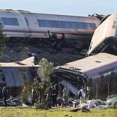 URDA (TOLEDO) 28/10/2026.- Dos trenes de alta velocidad, uno de Renfe y otro de Iryo, han colisionado a primera hora de este miércoles a la altura de la estación de Urda (Toledo), según han informado a EFE fuentes del servicio de emergencias 112, que han indicado que dos vagones han caído por un terraplén. EFE/Ismael Herrero
