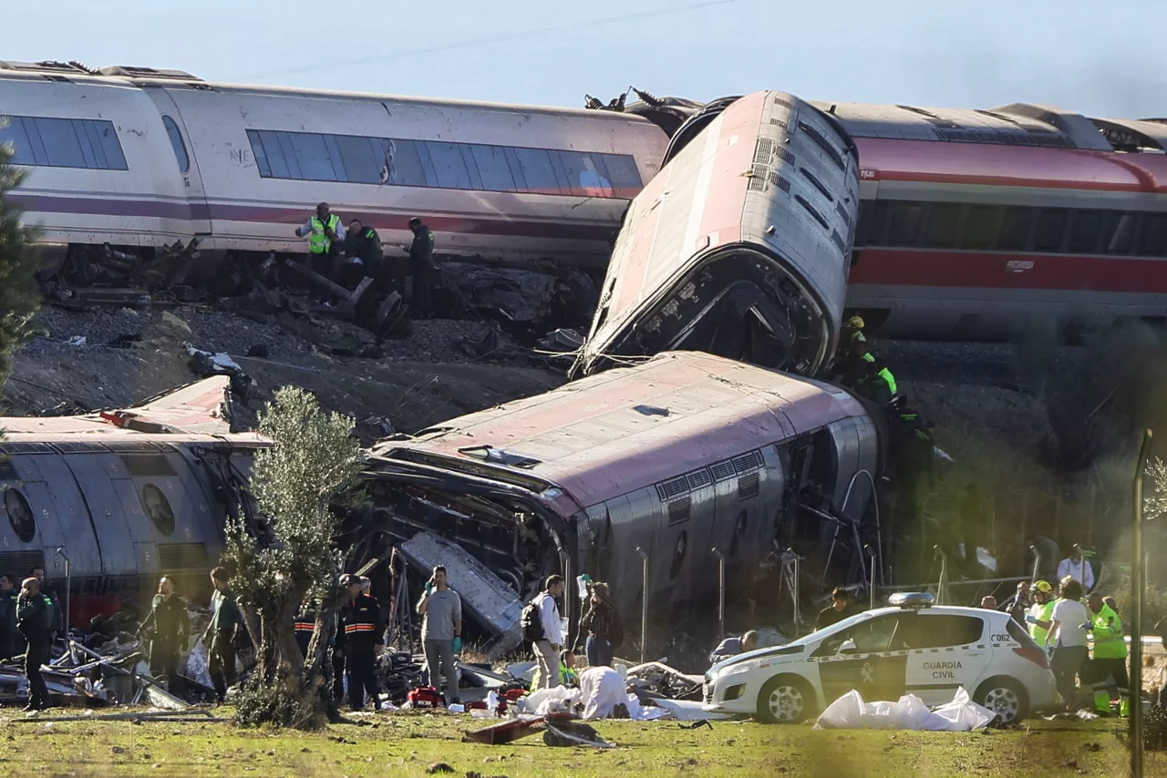 URDA (TOLEDO) 28/10/2026.- Dos trenes de alta velocidad, uno de Renfe y otro de Iryo, han colisionado a primera hora de este miércoles a la altura de la estación de Urda (Toledo), según han informado a EFE fuentes del servicio de emergencias 112, que han indicado que dos vagones han caído por un terraplén. EFE/Ismael Herrero
