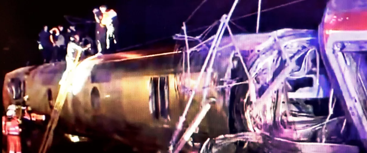 CÓRDOBA, 18/01/2026.- Al menos dos personas han muerto, varias han resultado heridas y un número no precisado están atrapadas tras el descarrilamiento de dos trenes de alta velocidad en el término municipal de Adamuz (Córdoba), según han informado a EFE fuentes de la Guardia Civil. El accidente ocurrió a las 19.45 horas, cuando un tren de LD AV Iryo 6189 Málaga-Pta de Atocha ha descarrilado en los desvíos de entrada de vía 1 de Adamuz y ha invadido la vía contigua, por la que circulaba otro convoy de LD AV 2384 Pta. de Atocha-Huelva, que también ha descarrilado.- EFE/ @eleanorinthesky Red Social X SOLO USO EDITORIAL/SOLO DISPONIBLE PARA ILUSTRAR LA NOTICIA QUE ACOMPAÑA (CRÉDITO OBLIGATORIO)
