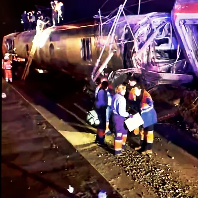 CÓRDOBA, 18/01/2026.- Al menos dos personas han muerto, varias han resultado heridas y un número no precisado están atrapadas tras el descarrilamiento de dos trenes de alta velocidad en el término municipal de Adamuz (Córdoba), según han informado a EFE fuentes de la Guardia Civil. El accidente ocurrió a las 19.45 horas, cuando un tren de LD AV Iryo 6189 Málaga-Pta de Atocha ha descarrilado en los desvíos de entrada de vía 1 de Adamuz y ha invadido la vía contigua, por la que circulaba otro convoy de LD AV 2384 Pta. de Atocha-Huelva, que también ha descarrilado.- EFE/ @eleanorinthesky Red Social X SOLO USO EDITORIAL/SOLO DISPONIBLE PARA ILUSTRAR LA NOTICIA QUE ACOMPAÑA (CRÉDITO OBLIGATORIO)
