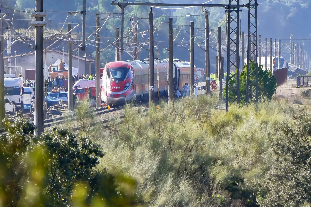 ADAMUZ (CÓRDOBA), 20/01/2026.- Vista general del tren Iryio siniestrado en el accidente ferroviario ocurrido el pasado domingo. La Guardia Civil está centrada ahora en analizar el vagón seis del tren Iryo, el primero que descarriló el domingo en Adamuz (Córdoba). El número de víctimas mortales en el accidente se eleva ya a 41. EFE/ David Arjona
