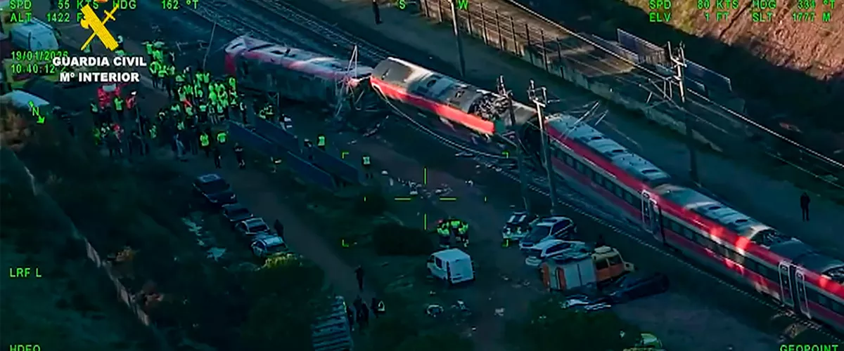 ADAMUZ (CÓRDOBA), 19/01/2026.-Vista aérea del accidente de trenes cerca de Adamuz (Córdoba) este lunes. Un total de 39 personas han fallecido en el accidente de trenes de Ademuz (Córdoba), cuando un tren de la compañía Iryo que había salido de Málaga con destino a Puerta de Atocha (Madrid) con 317 personas a bordo descarriló sus tres últimos vagones e invadió la vía contigua por la que en ese momento circulaba otro convoy de Renfe con destino a Huelva, que también descarriló.-EFE/ Guardia Civil ***SOLO USO EDITORIAL/SOLO DISPONIBLE PARA ILUSTRAR LA NOTICIA QUE ACOMPAÑA (CRÉDITO OBLIGATORIO)***
