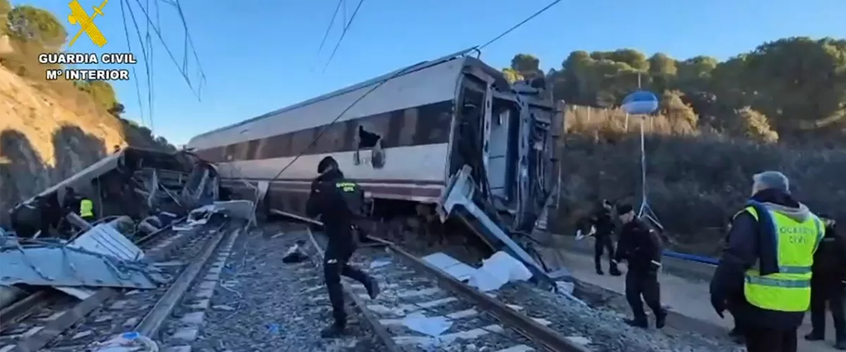ADAMUZ (ESPAÑA), 19/01/2026.- Captura Imágenes de la búsqueda de evidencias que puedan servir para la identificación de víctimas e investigación del accidente ferroviario en Adamuz (Córdoba) en el que al menos 39 personas han muerto y un centenar han resultado heridas, es el cuarto siniestro ferroviario más grave registrado en España. EFE/ Captura de vídeo de la Guardia Civil // SOLO USO EDITORIAL/SOLO DISPONIBLE PARA ILUSTRAR LA NOTICIA QUE ACOMPAÑA (CRÉDITO OBLIGATORIO)
