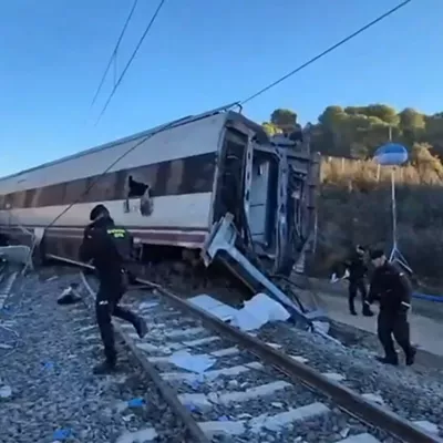ADAMUZ (ESPAÑA), 19/01/2026.- Captura Imágenes de la búsqueda de evidencias que puedan servir para la identificación de víctimas e investigación del accidente ferroviario en Adamuz (Córdoba) en el que al menos 39 personas han muerto y un centenar han resultado heridas, es el cuarto siniestro ferroviario más grave registrado en España. EFE/ Captura de vídeo de la Guardia Civil // SOLO USO EDITORIAL/SOLO DISPONIBLE PARA ILUSTRAR LA NOTICIA QUE ACOMPAÑA (CRÉDITO OBLIGATORIO)
