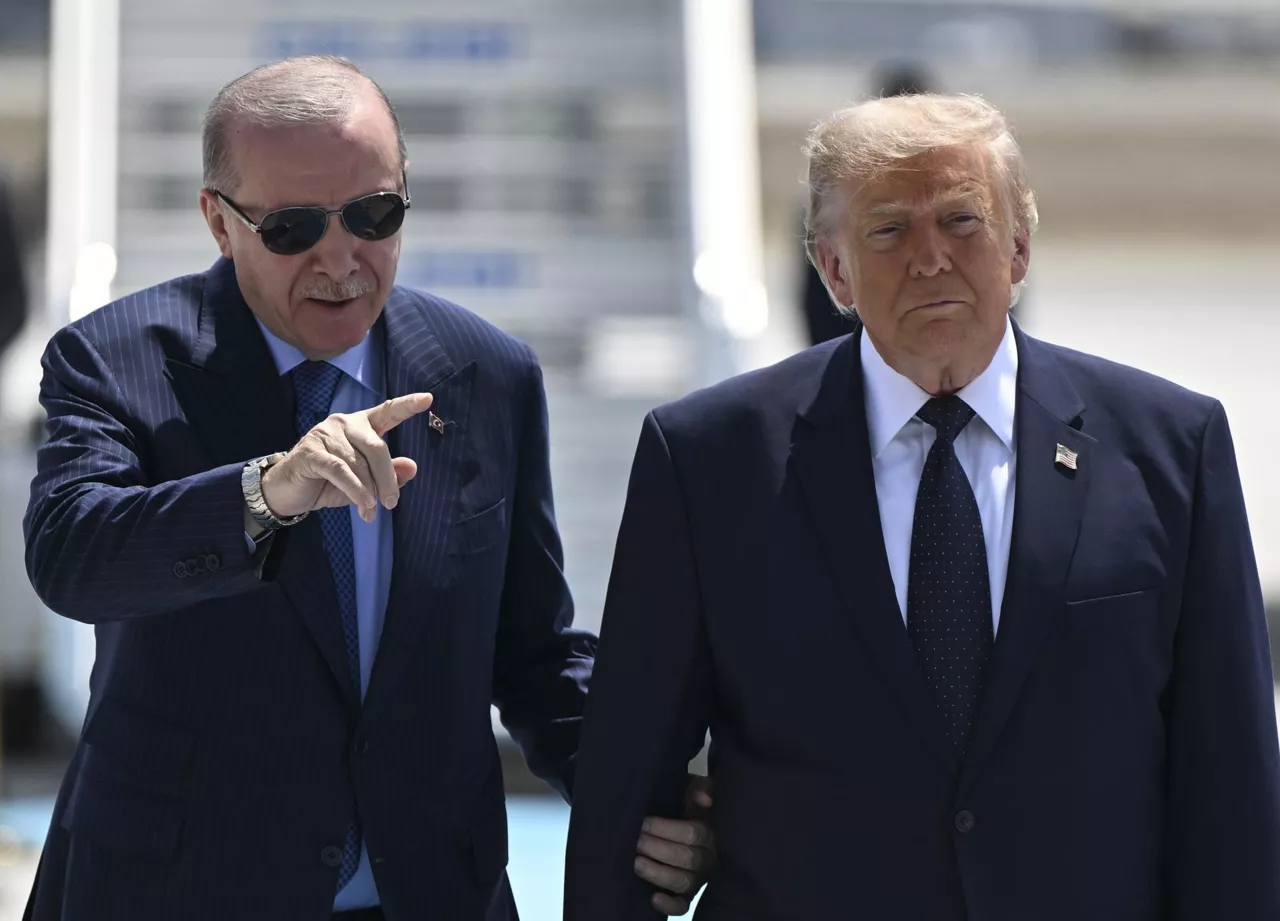 Ankara (Turkey), 07/07/2026.- Turkish President Recep Tayyip Erdogan welcomes US President Donald Trump at Esenboga Airport ahead of the 2026 NATO Heads of State and Government Summit in Ankara, Turkey, 07 July 2026. The summit will take place on 07 and 08 July, focusing on strengthening defense industrial production and securing long-term military aid for Ukraine. (Turquía, Ucrania) EFE/EPA/DOGUKAN KESKINKILIC / POOL
